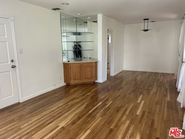 Foto del edificio - 5355 Rhea Ave