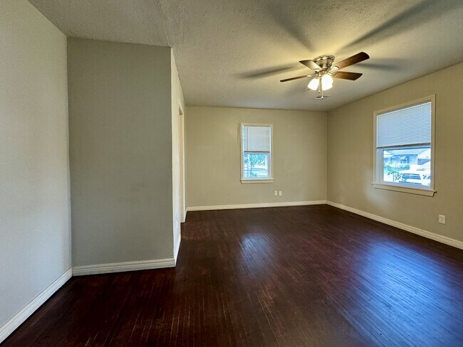 Building Photo - 543 N Mount Carmel