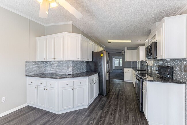 Foto del edificio - Florida living at its finest! 3/2 with a c...