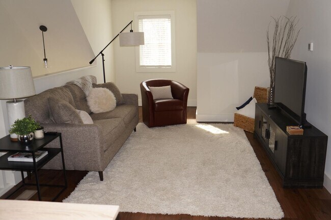 Building Photo - 305 E Wylie St