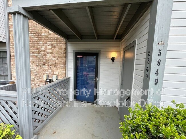 Foto del edificio - 5849 Harris Grove Ln