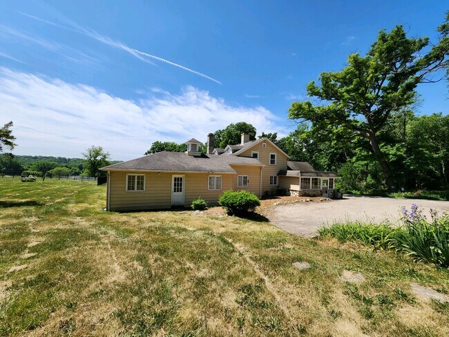 Building Photo - 99 W County Line Rd