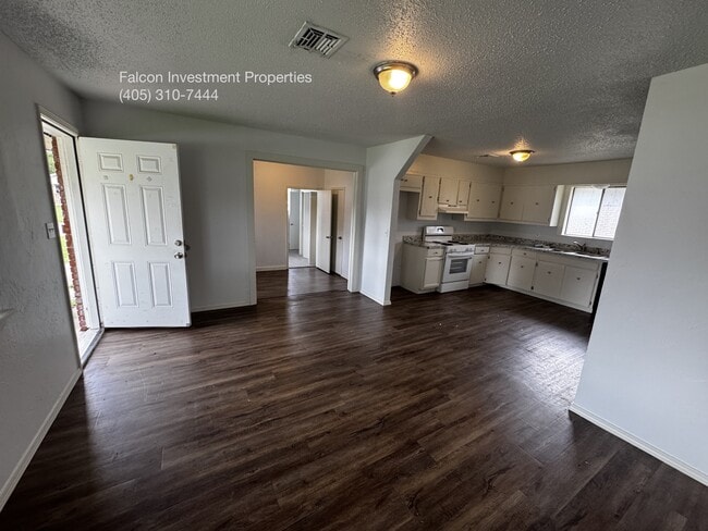 Photo - 3156 SW 71st St (Oklahoma City, OK) House