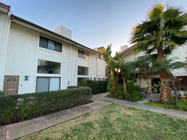 Foto del edificio - Live the East Beach Lifestyle – Townhome with Pool Access