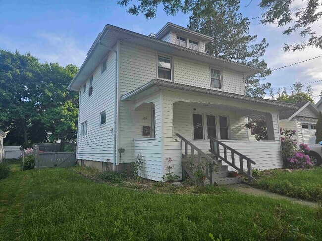 Building Photo - 327 Superior St