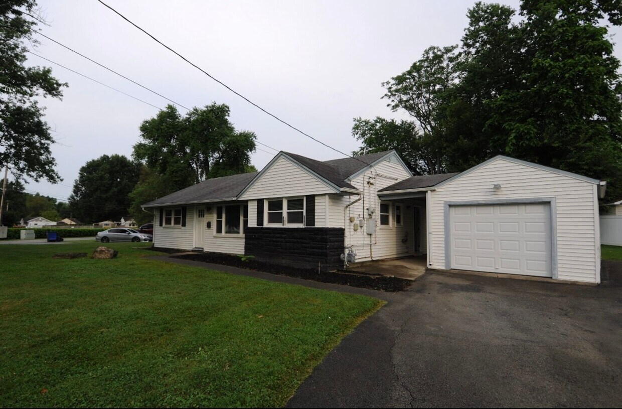 Primary Photo - Charming 3-bedroom, 1.5-bathroom house loc...