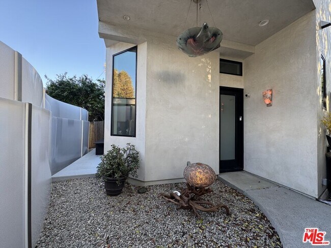 Foto del edificio - 7443 Midfield Ave
