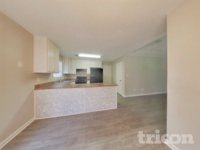 Building Photo - 2024 Meadow Glen Cir