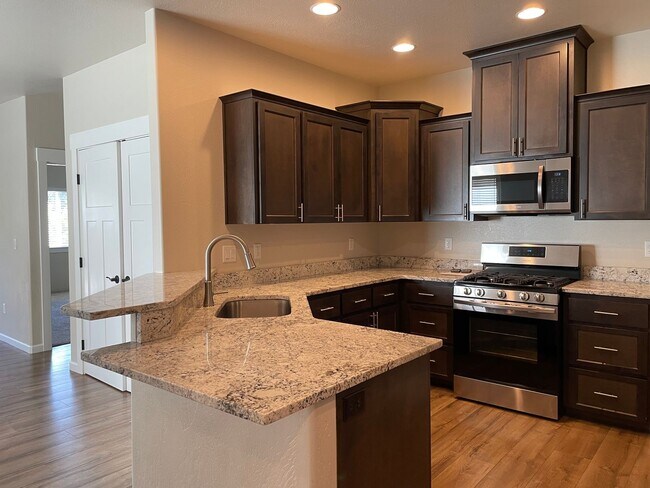 Foto del edificio - Beautiful Two Story 3 Bedroom 2.5 Bath Townhome