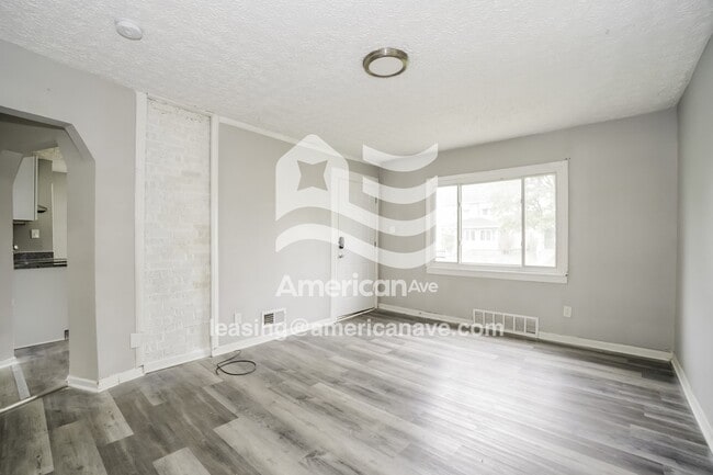 Building Photo - 982 E 14th Ave