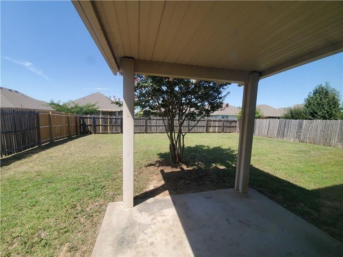 Foto del edificio - BEAUTIFUL HOME IN BURLESON ISD!