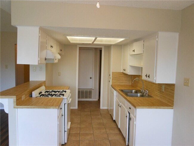 Building Photo - 602 Garden Path Dr