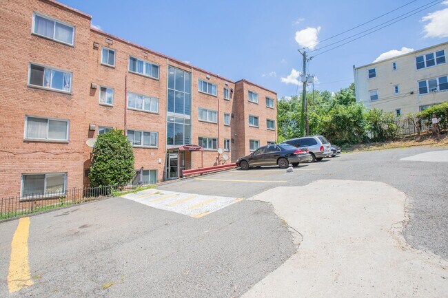 Foto del edificio - Lovely 2 Bedroom / 1 Bathroom Apartment in...