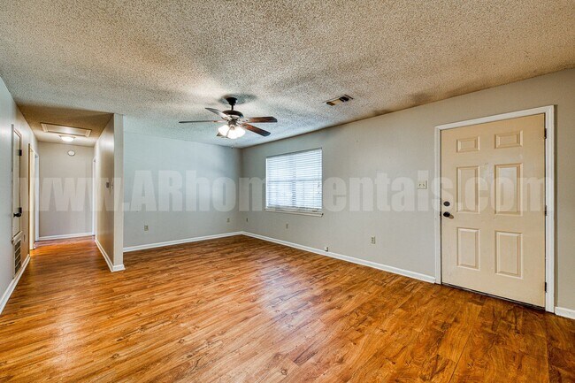 Foto del edificio - 114 S Mitchell St