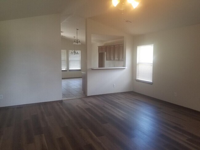 Building Photo - Beautiful 3 bedroom home near SW 104th and...