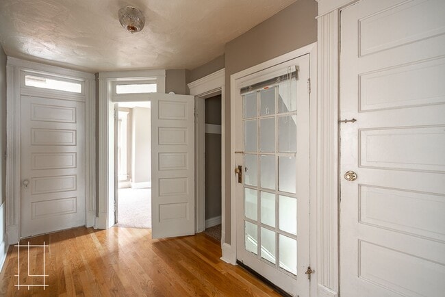 Building Photo - 207 W Hubbard Ave