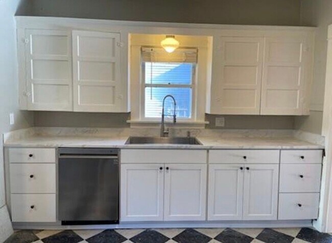 Building Photo - 2-Bedroom Home in the Hawthorne Area!