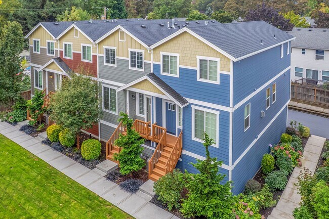 Building Photo - Beautiful Townhome, conveniently located