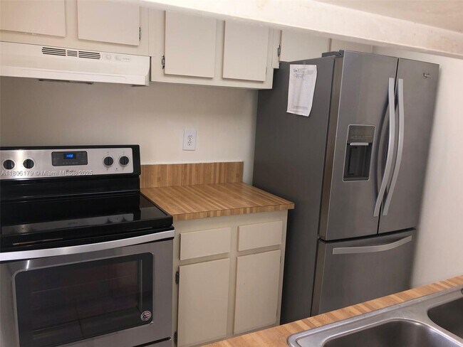 Foto del edificio - 8006 SW 149th Ave