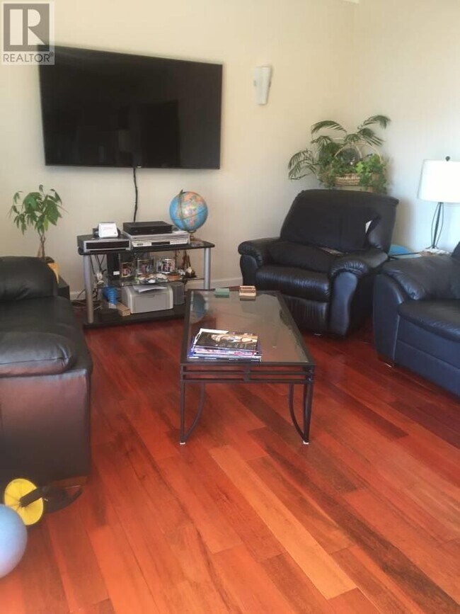 Photo du bâtiment - Garden-3707 DOLLARTON HIGHWAY