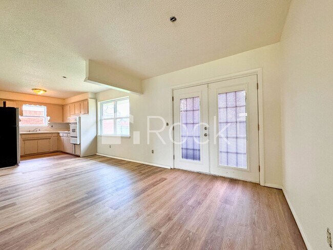 Foto del edificio - 3 Bedroom Home with 2-Car Garage and Covered Parking