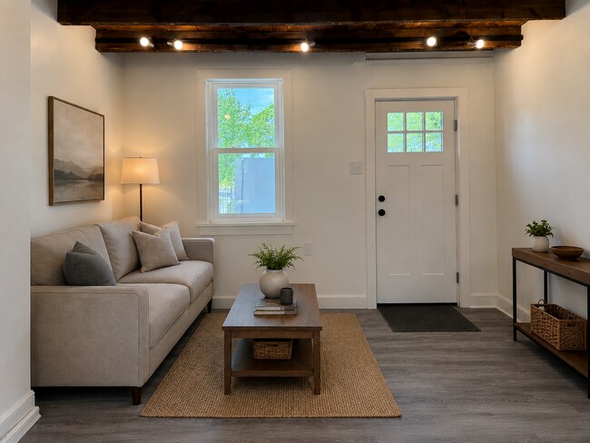 Foto del edificio - Beautifully Renovated 2 bedroom Tiny Home - End-of-Row Unit w/ Laundry!