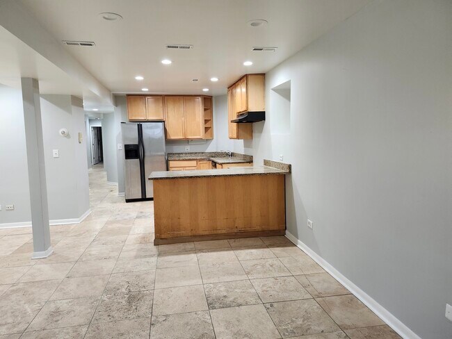 Building Photo - 428 E 46th Pl