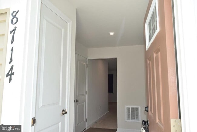 Foto del edificio - 8714 Upton Ln