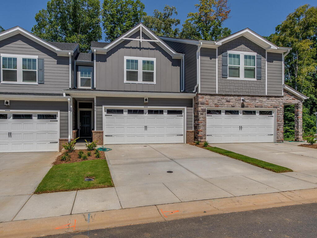 Foto principal - Built in 2022 and waiting for you to move right on in!