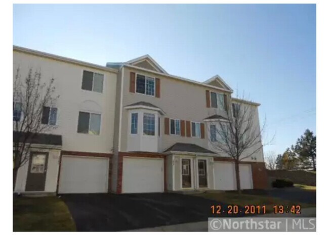 Building Photo - 2951 Village Cir