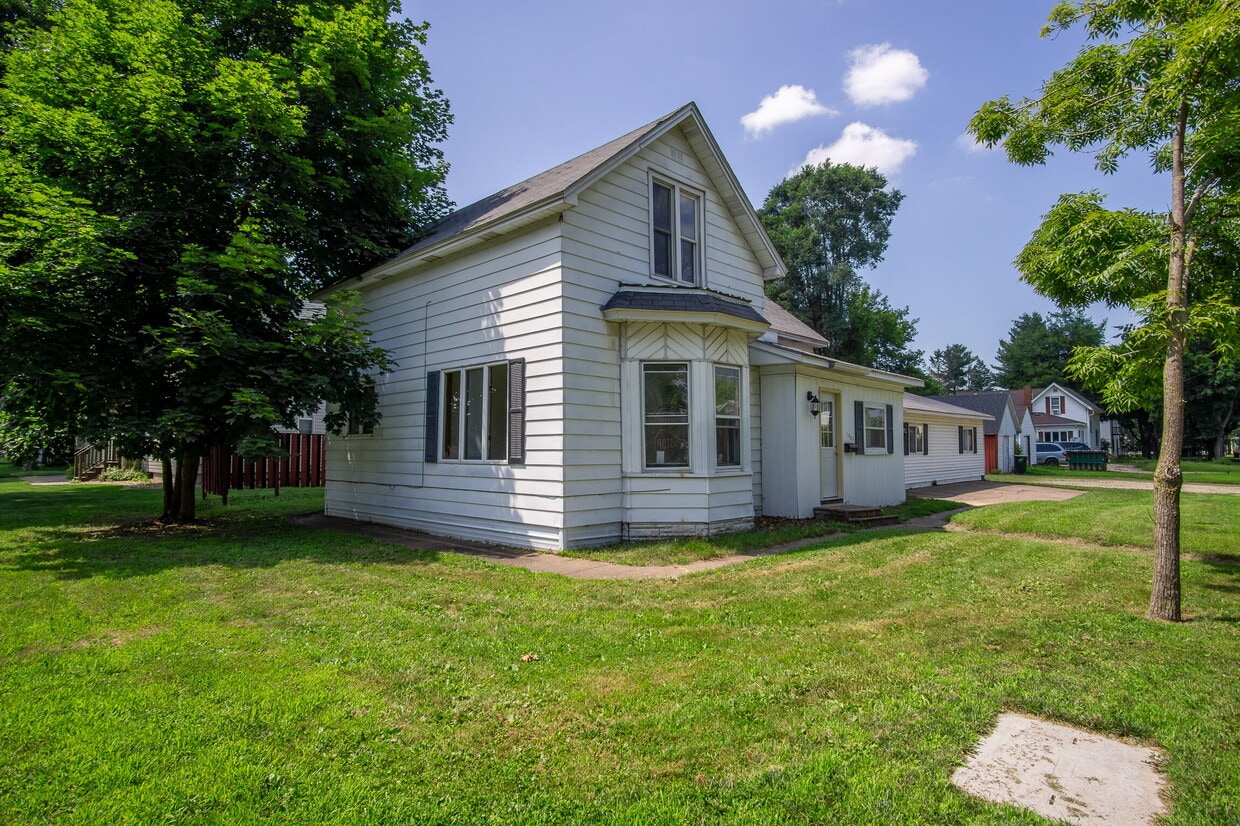 Primary Photo - 1321 2nd St W