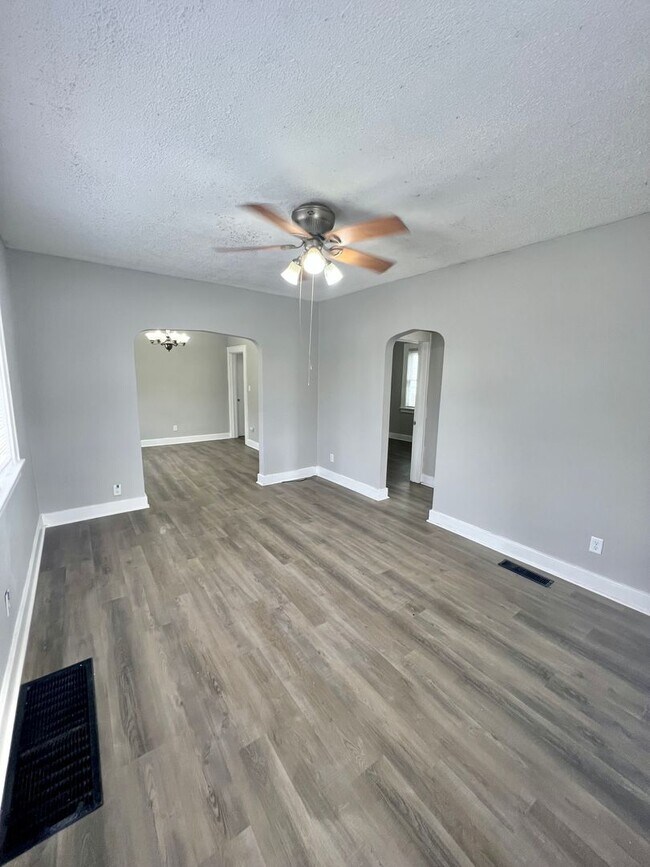 Building Photo - New Listing! 3 bedroom House!
