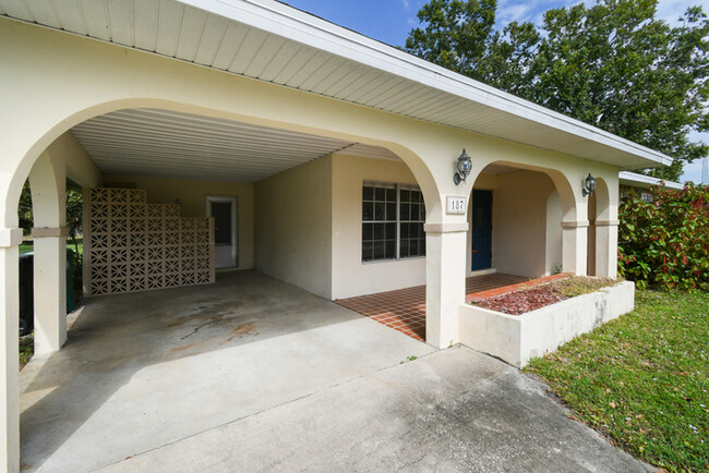 Foto del edificio - 2/2 House Available in Port St Lucie!