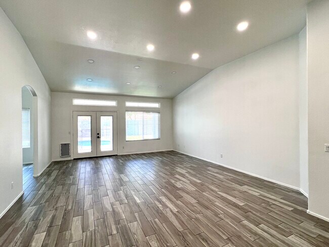 Sala de estar - 1501 E Princeton Ave