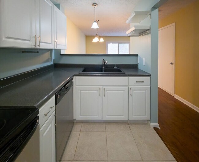Building Photo - Knoxville 37923 - 2 bedroom 1.5 bath condo...