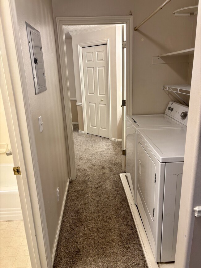 Foto del edificio - 1655 N Grandview Ln