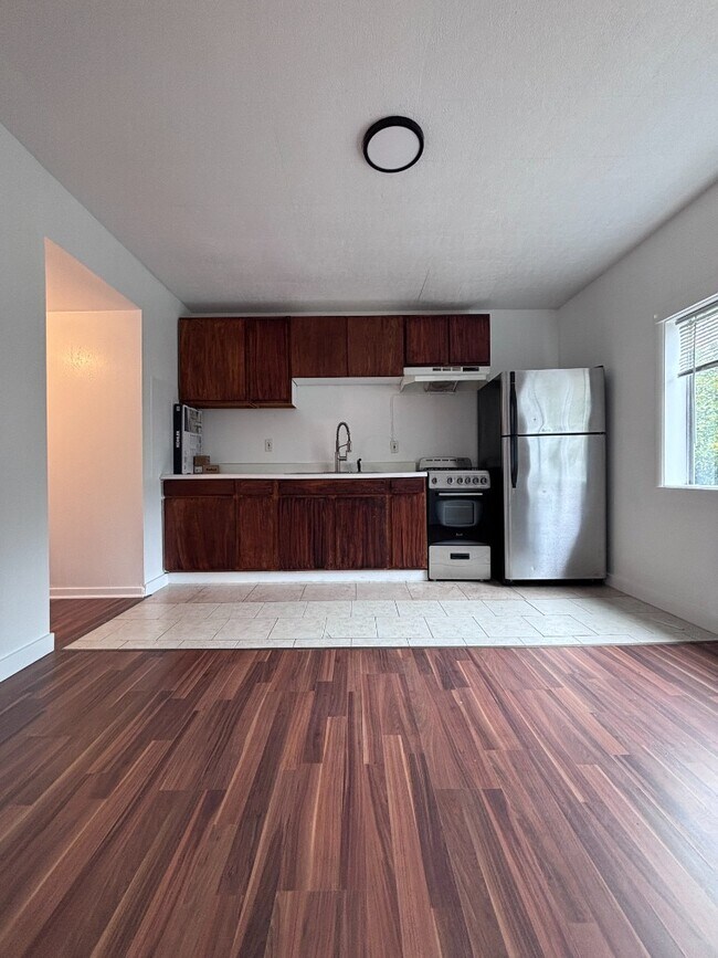 Building Photo - 718 S Yakima Ave