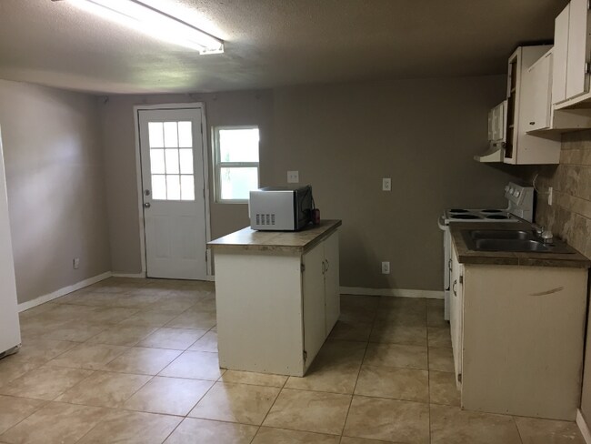 Foto del edificio - 409 Elm Forest Loop