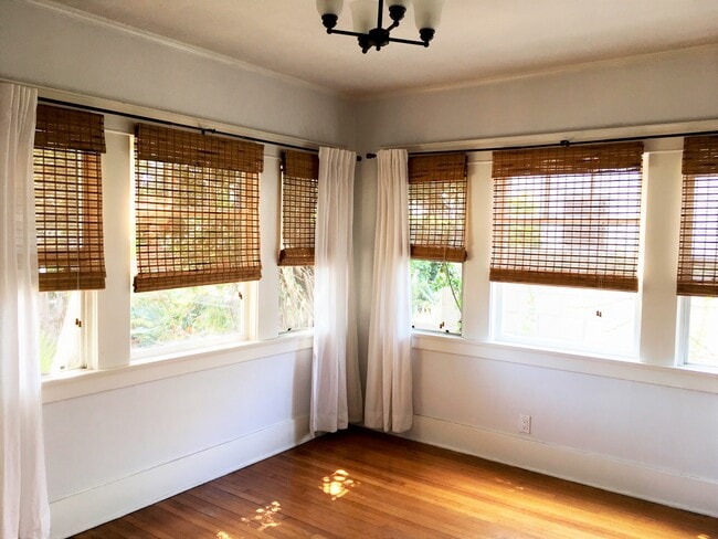 LIVING ROOM - 941 Victoria Ave