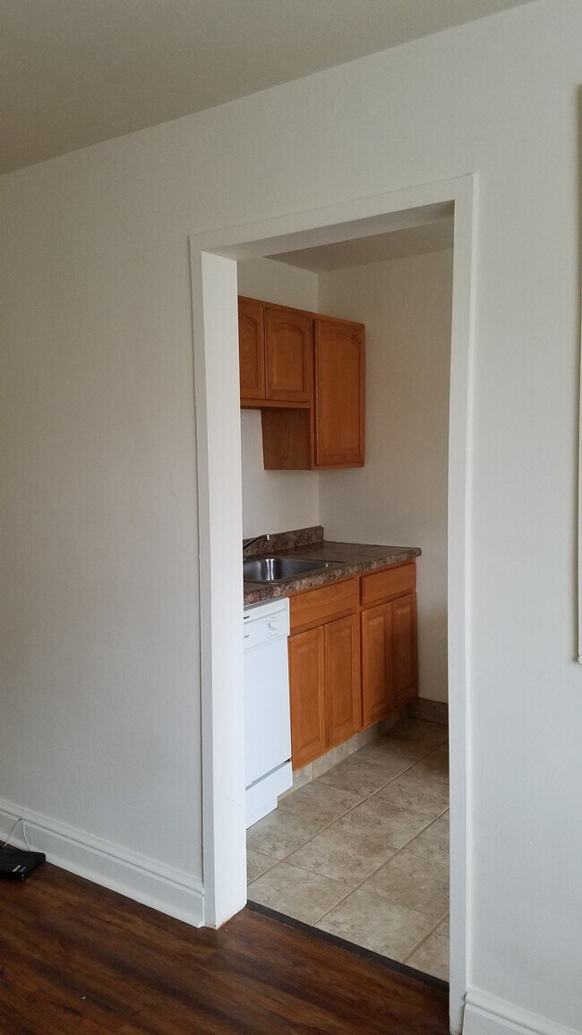 Building Photo - 640 Southcrest Dr