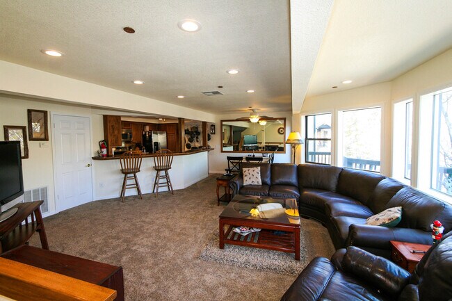 Building Photo - 39802 Lakeview Dr