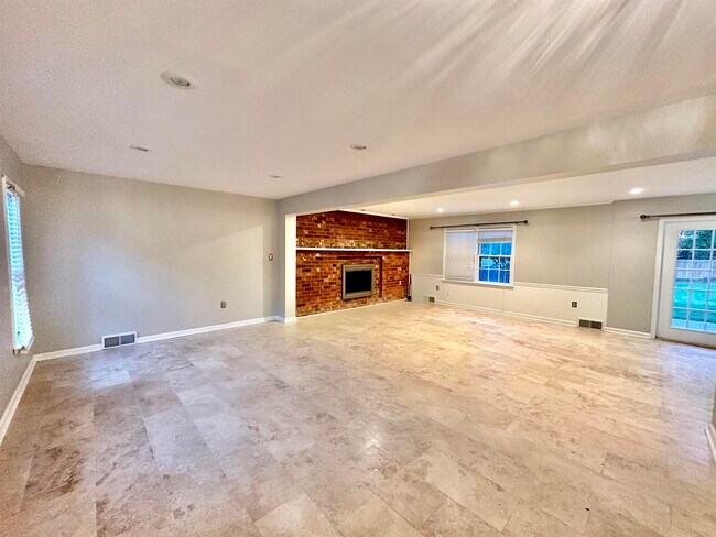 Building Photo - 2020 Allenby Rd