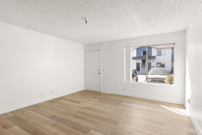 Building Photo - Mar at Chavez