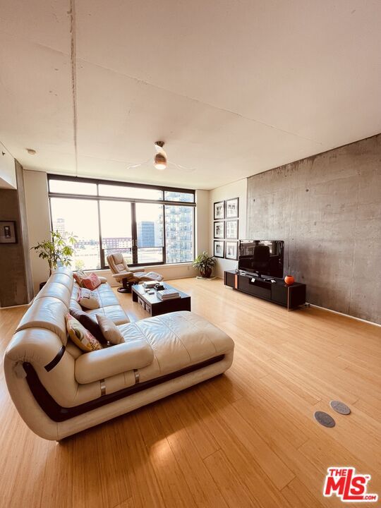 Foto del edificio - 1111 S Grand Ave