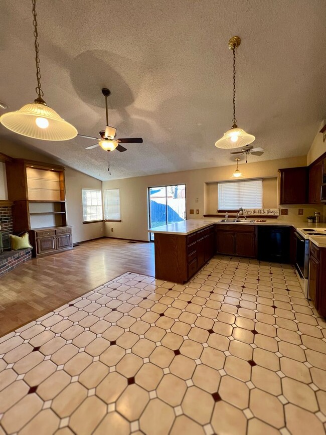 Foto del edificio - Spacious Home in South OkC- Westmoore Scho...