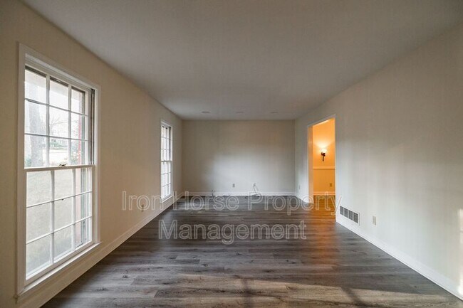 Building Photo - 265 Ponderosa Dr