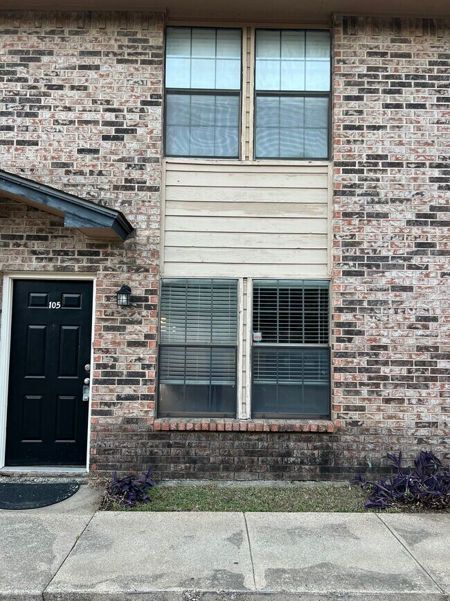 Building Photo - 600 Grand