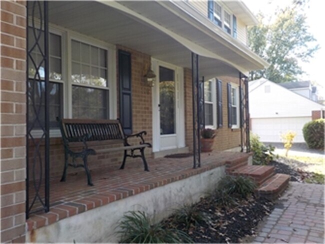 Building Photo - 108 Clover Dr