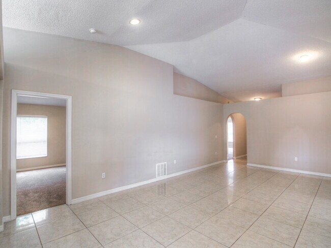 Foto del edificio - 16041 Wilkinson Dr