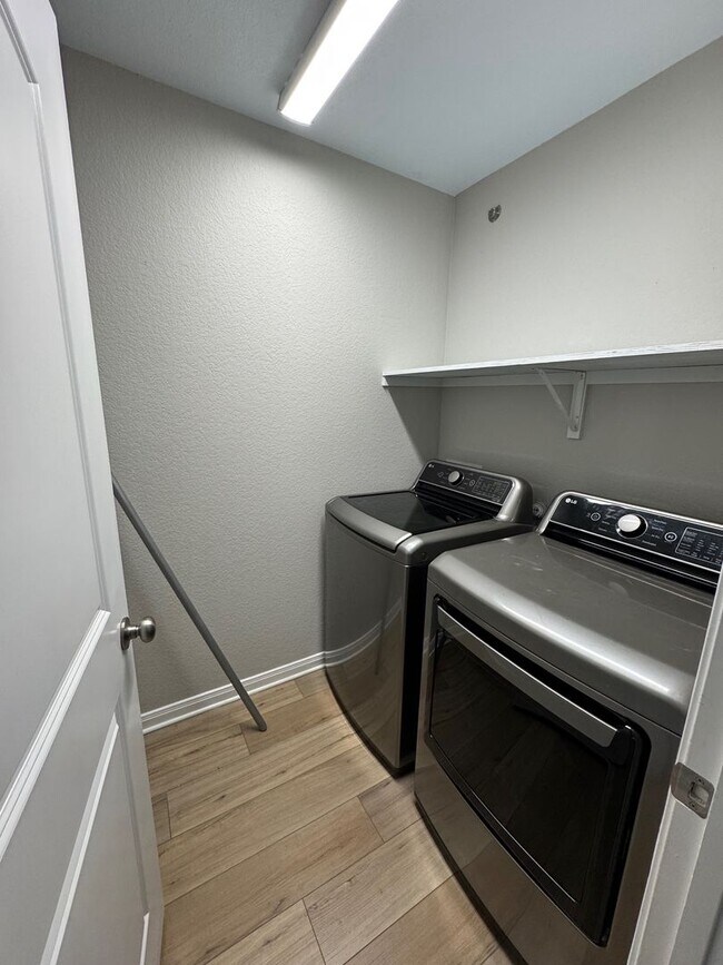 Foto del edificio - Beautiful Private Midway ISD Home